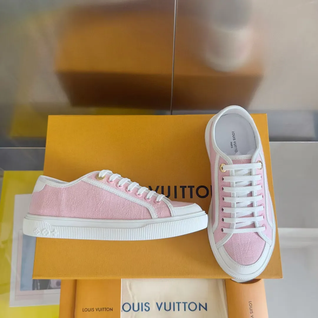 👟👟Ex-factory price 420👟👟 LV Louis Vuitton L Home Donkey Brand’s latest Lagoon series Thick-soled denim denim Embossed Presbyopia Thick-soled Casual sneakers Skateboard shoes Original purchase and development Production This Lagoon sneaker is made of Monogram denim, injecting a retro flavor into the classic design. The Louis Vuitton logo pops out from the leather trim, and the inscribed eyelets, trim and laces highlight the exquisite details. The rubber outsole embellished with Monogram flowers completes the whole. Exquisitely packaged at the delivery counter🛍📦 ▪️ Fabric: Original imported custom first-layer cowhide ▪️ Lining: Original imported cowhide lining ▪️ Sole: Original open-molded non-slip TPU material ▪️ Bottom thickness: 2.5CM ▪️ Size: Women's size 35-40 (41, 42 can be customized)